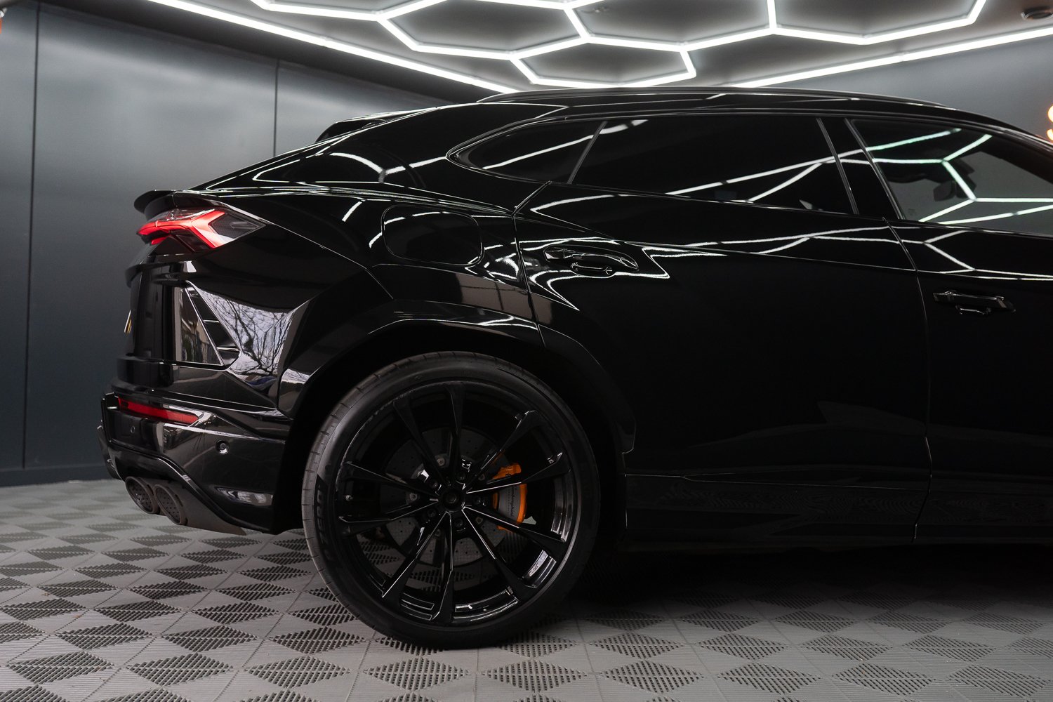 Lamborghini-Urus-Zwart-39.jpg