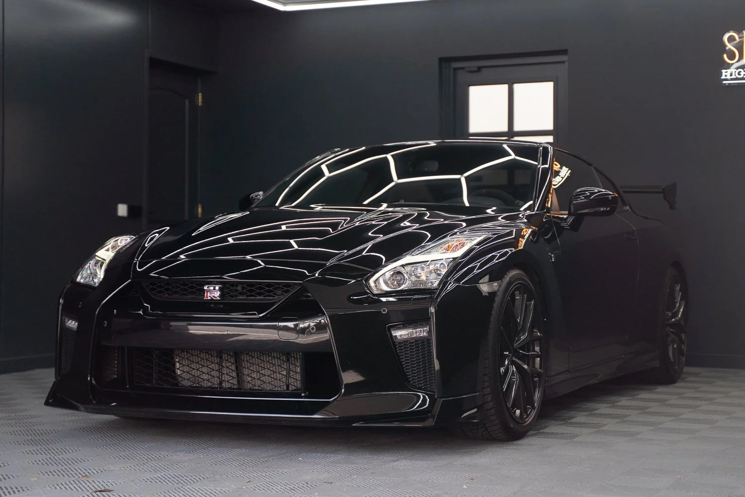 Nissan-GTR-Black-43.jpg