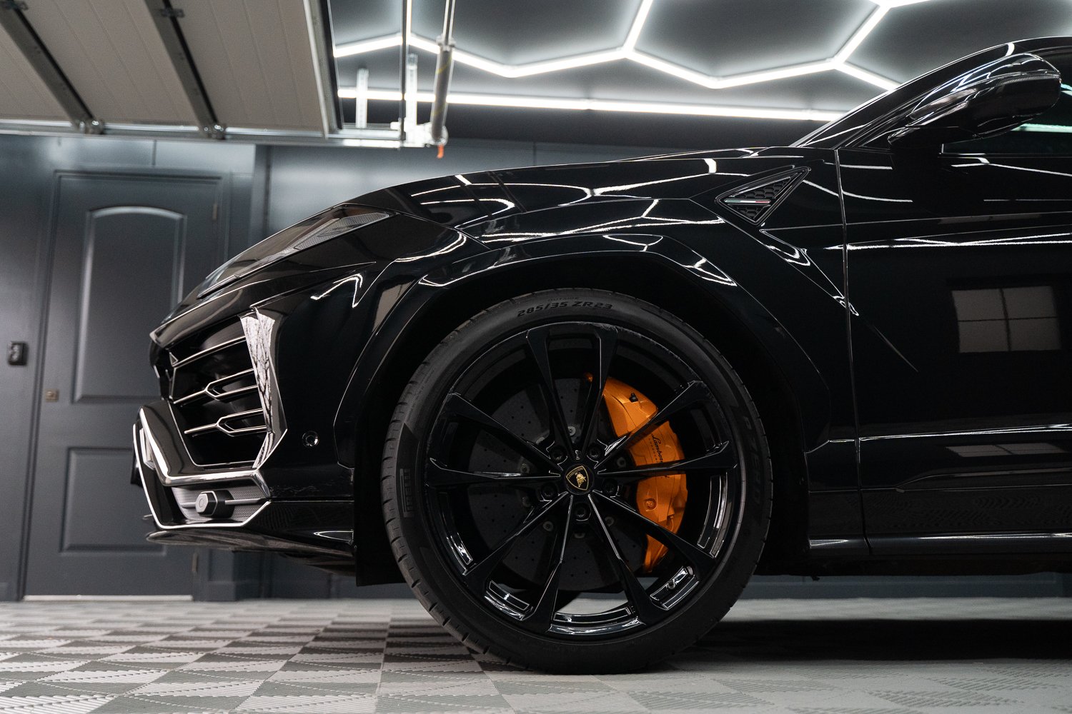 Lamborghini-Urus-Zwart-21.jpg