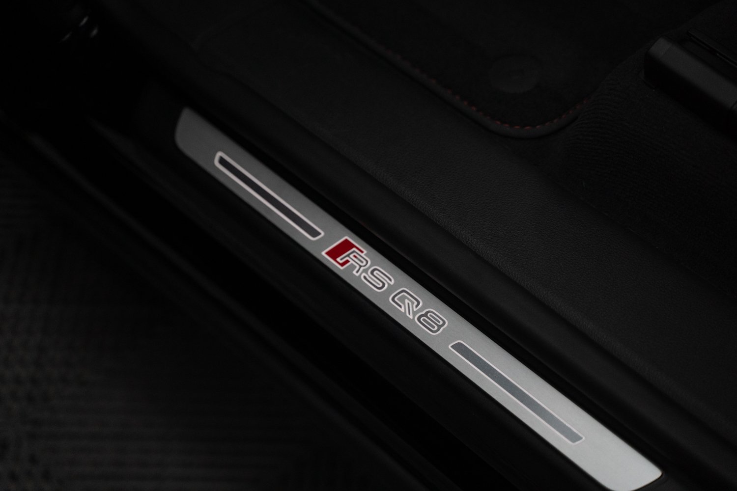 Audi-RSQ8-Zwart-101.jpg