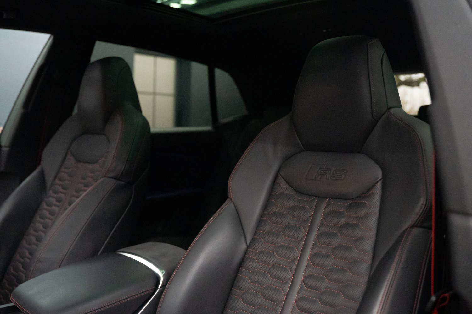 Audi-RSQ8-Zwart-100.jpg