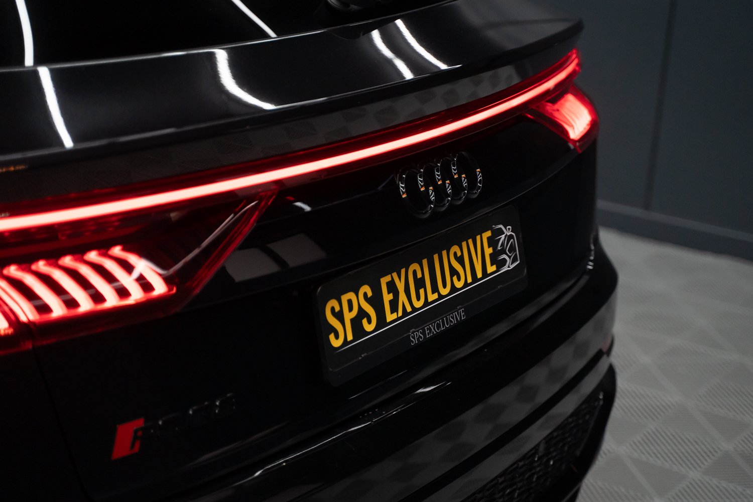 Audi-RSQ8-Zwart-16.jpg