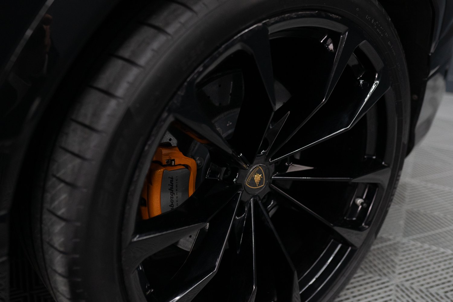 Lamborghini-Urus-Zwart-7.jpg