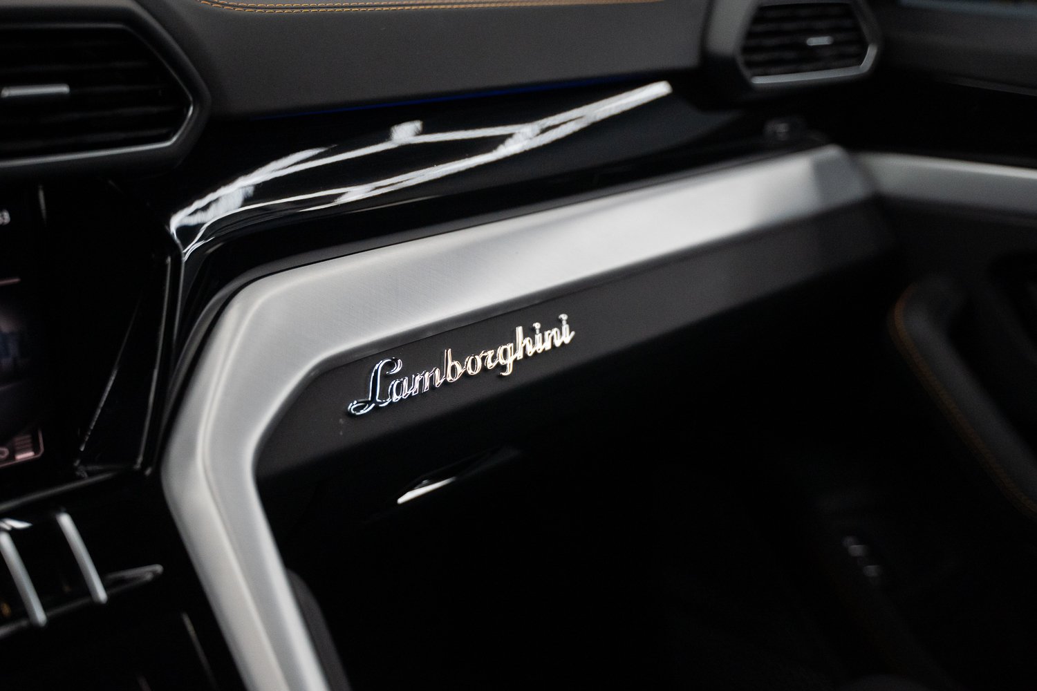 Lamborghini-Urus-Zwart-62.jpg