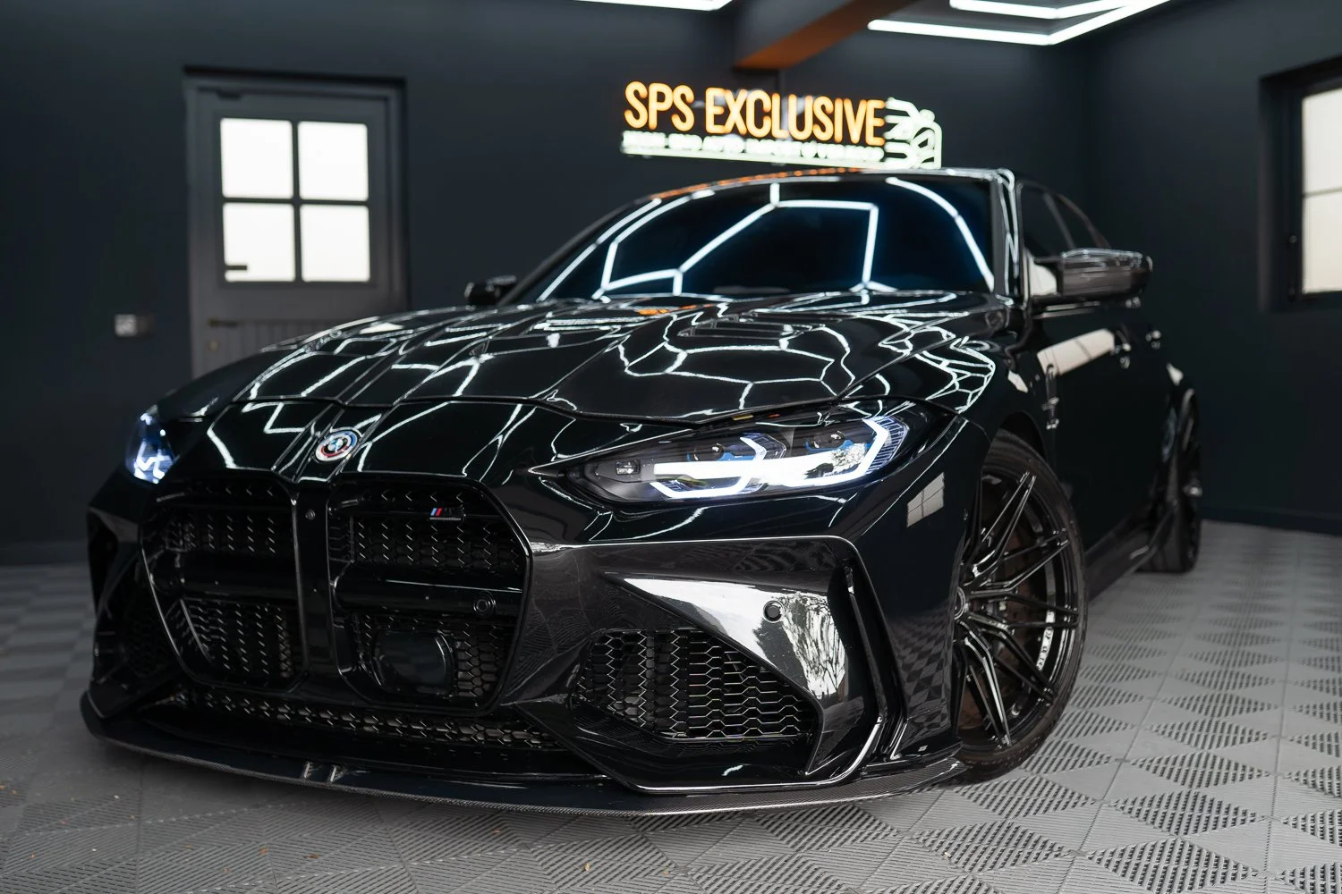 BMW-M3-Black-Carbon_hood-4.jpg