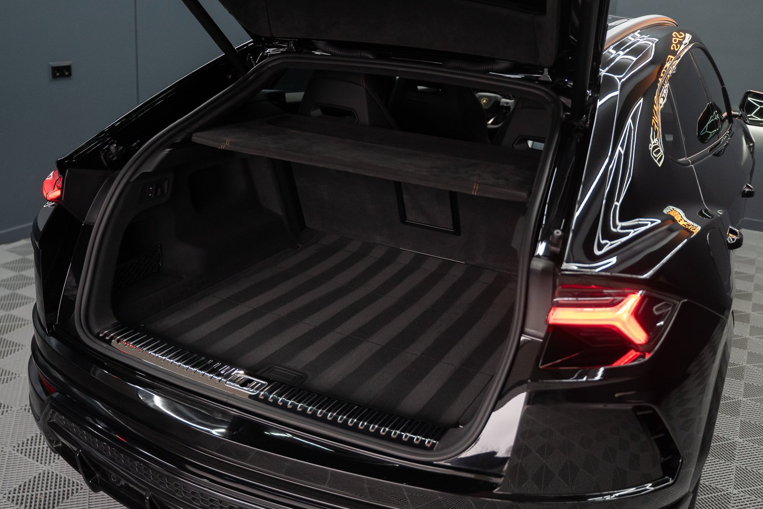 Lamborghini-Urus-Zwart-53.jpg