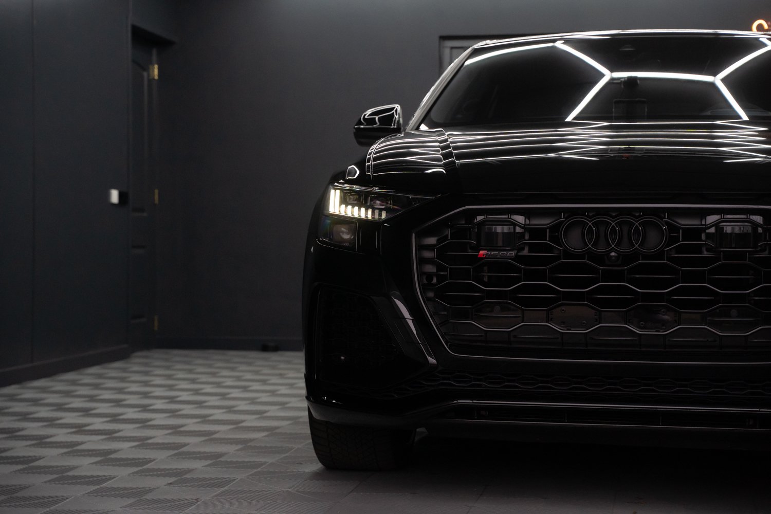 Audi-RSQ8-Zwart-3.jpg