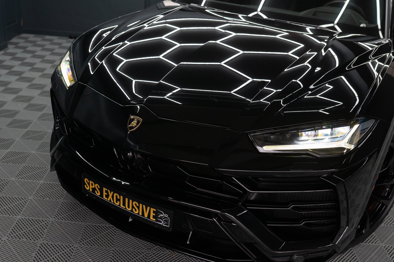Lamborghini-Urus-Zwart-11.jpg