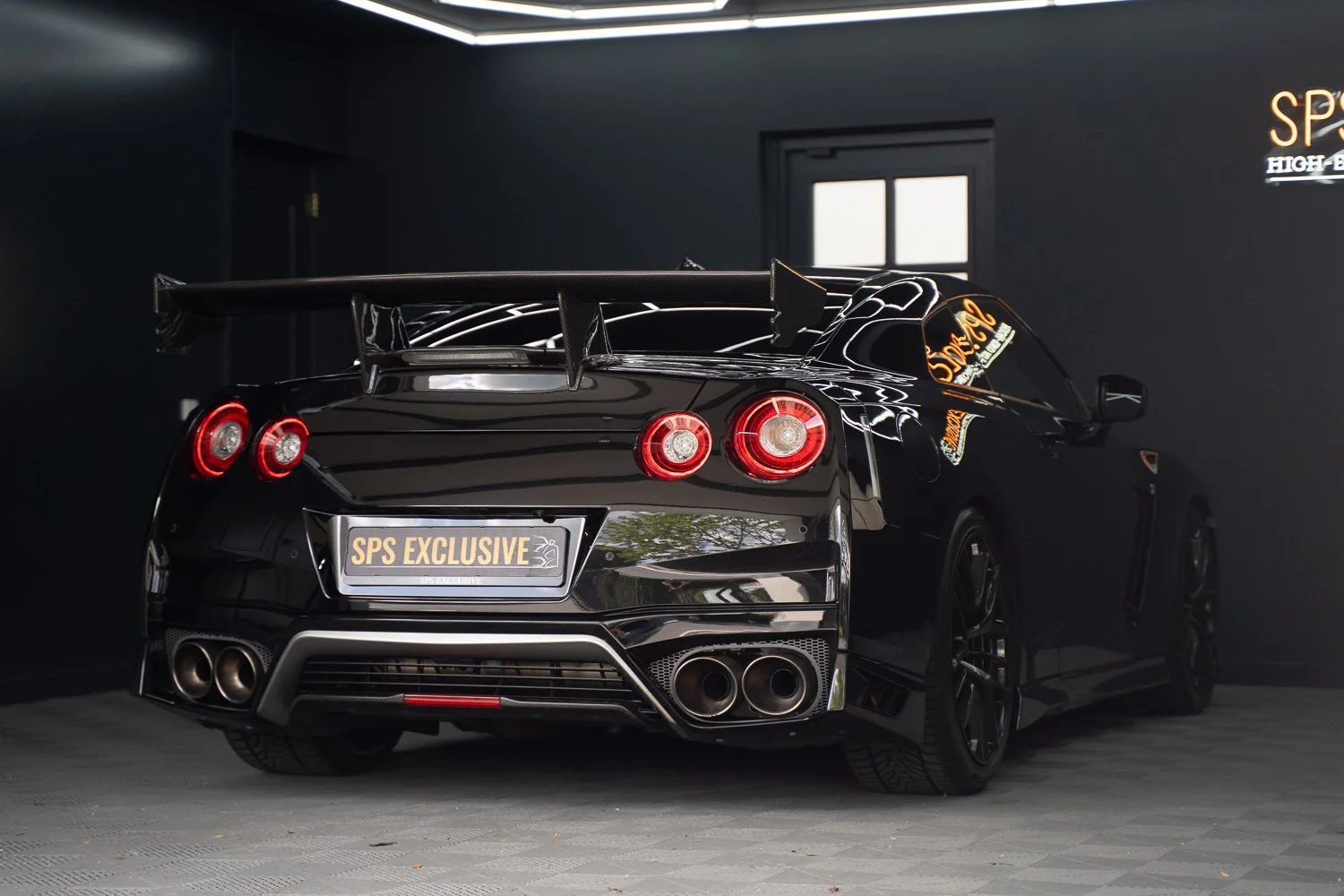 Nissan-GTR-Black-65.jpg