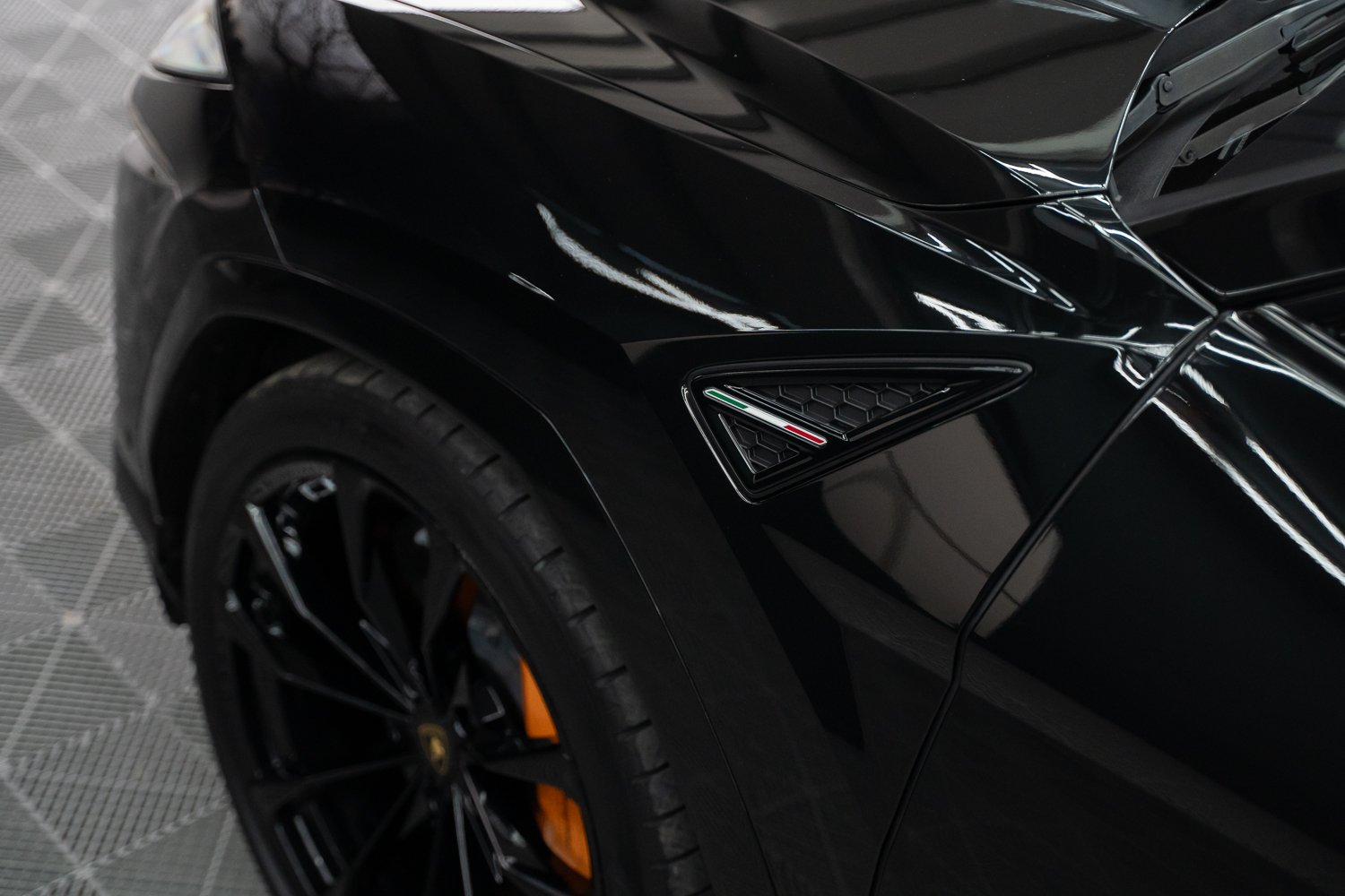 Lamborghini-Urus-Zwart-26.jpg