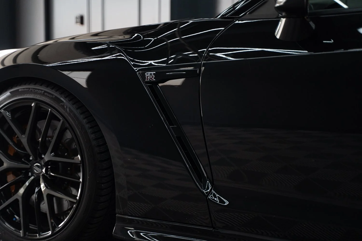 Nissan-GTR-Black-40.jpg