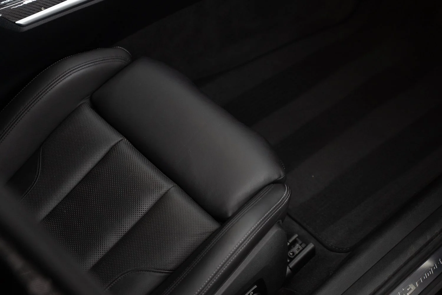 BMW-M3-Black-Carbon_hood-121.jpg