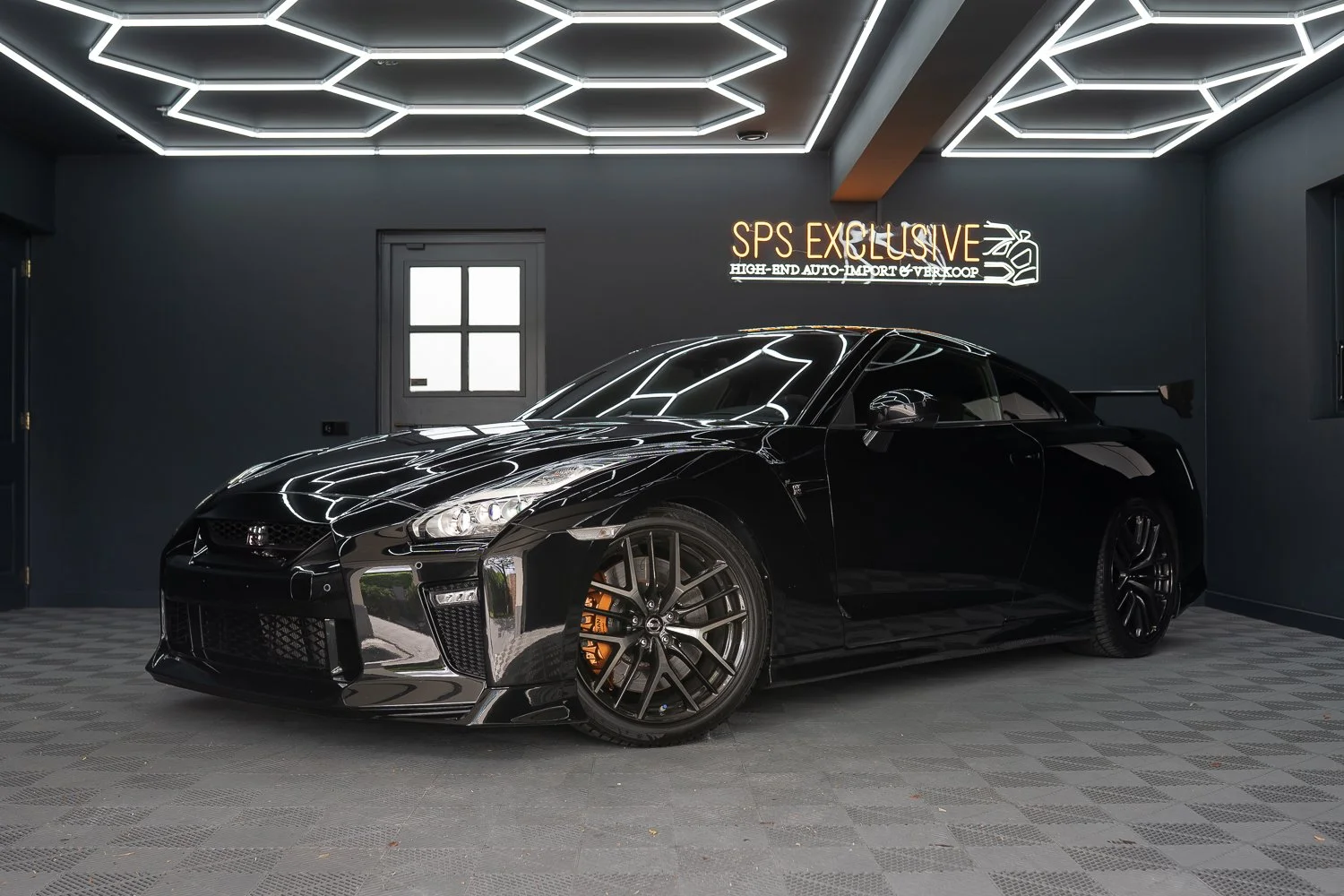 Nissan-GTR-Black-1.jpg
