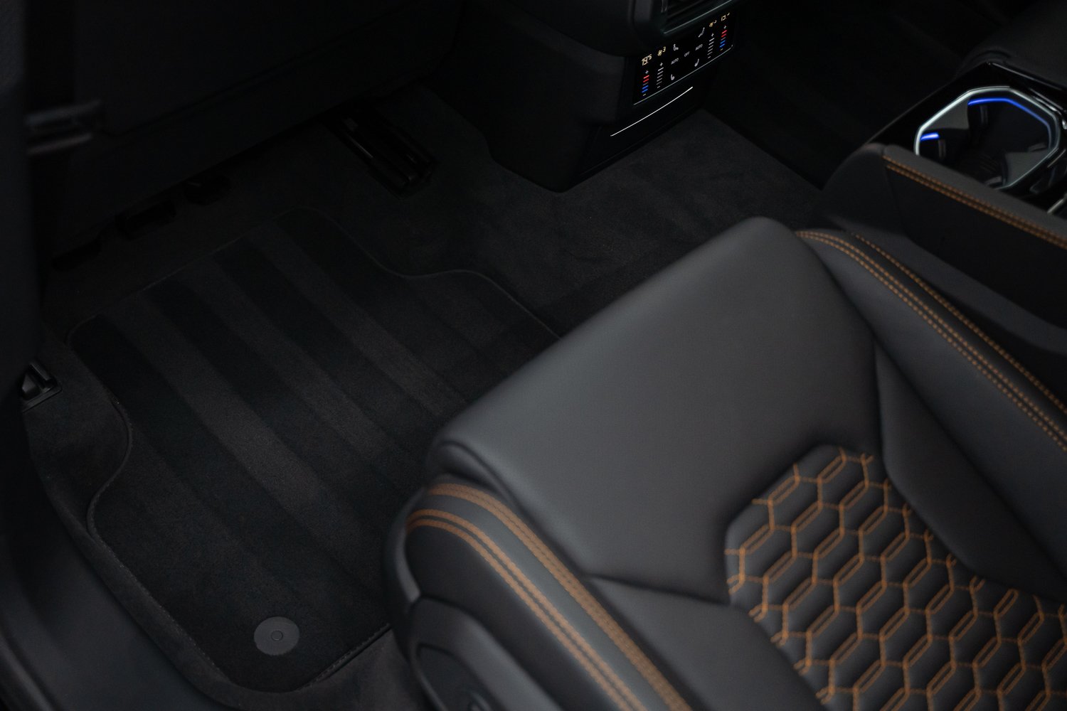 Lamborghini-Urus-Zwart-90.jpg