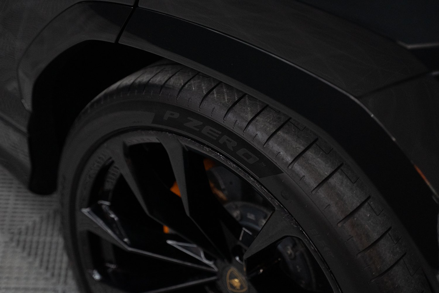Lamborghini-Urus-Zwart-25.jpg