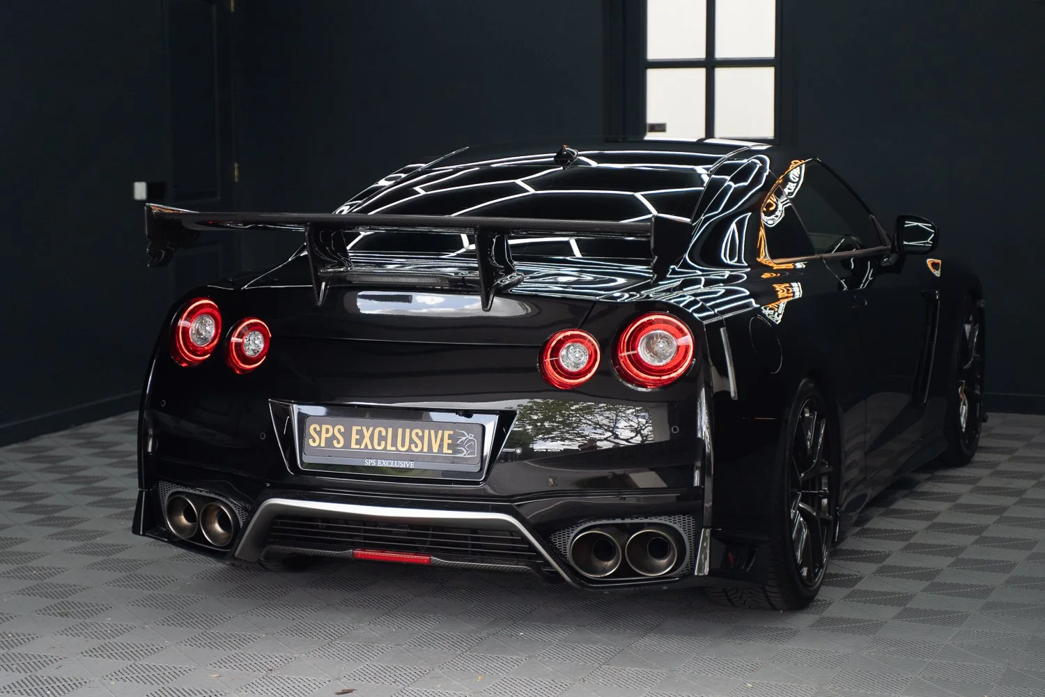 Nissan-GTR-Black-64.jpg
