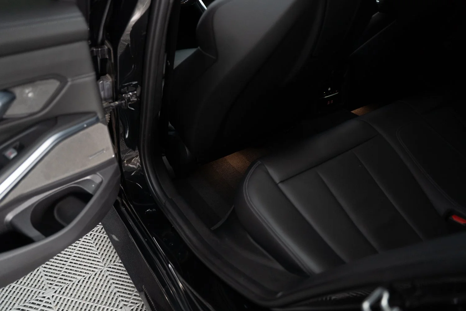 BMW-M3-Black-Carbon_hood-114.jpg