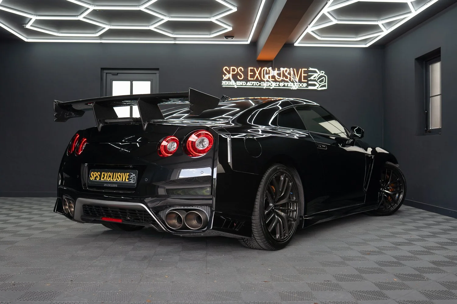 Nissan-GTR-Black-48.jpg