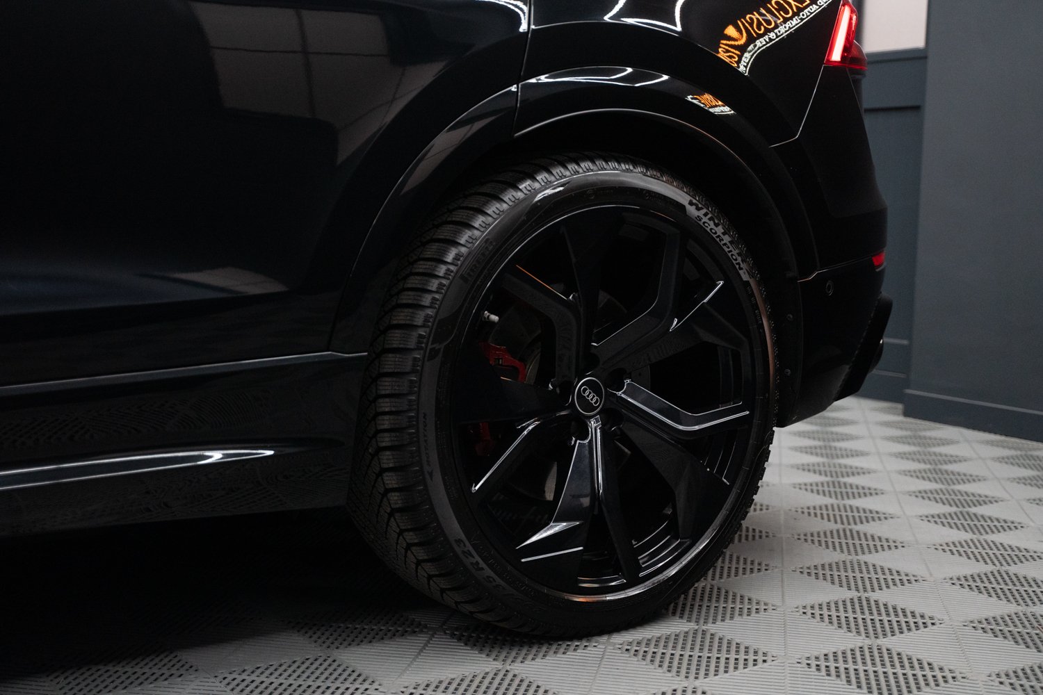 Audi-RSQ8-Zwart-10.jpg