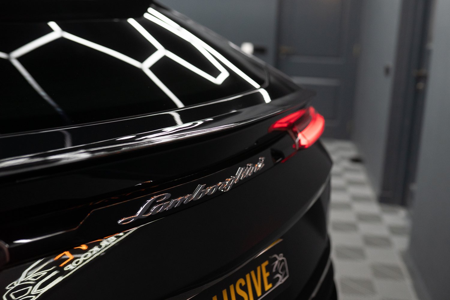 Lamborghini-Urus-Zwart-9.jpg