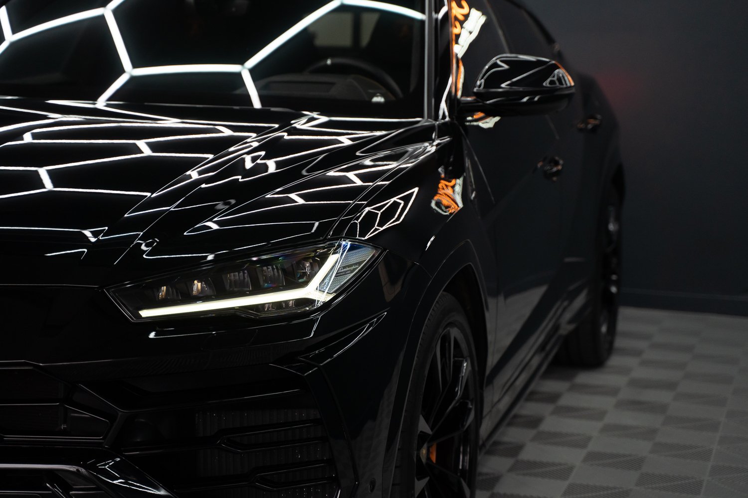 Lamborghini-Urus-Zwart-18.jpg