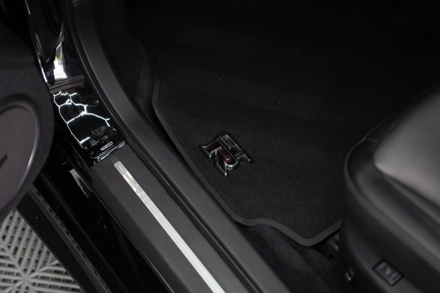 Nissan-GTR-Black-106.jpg