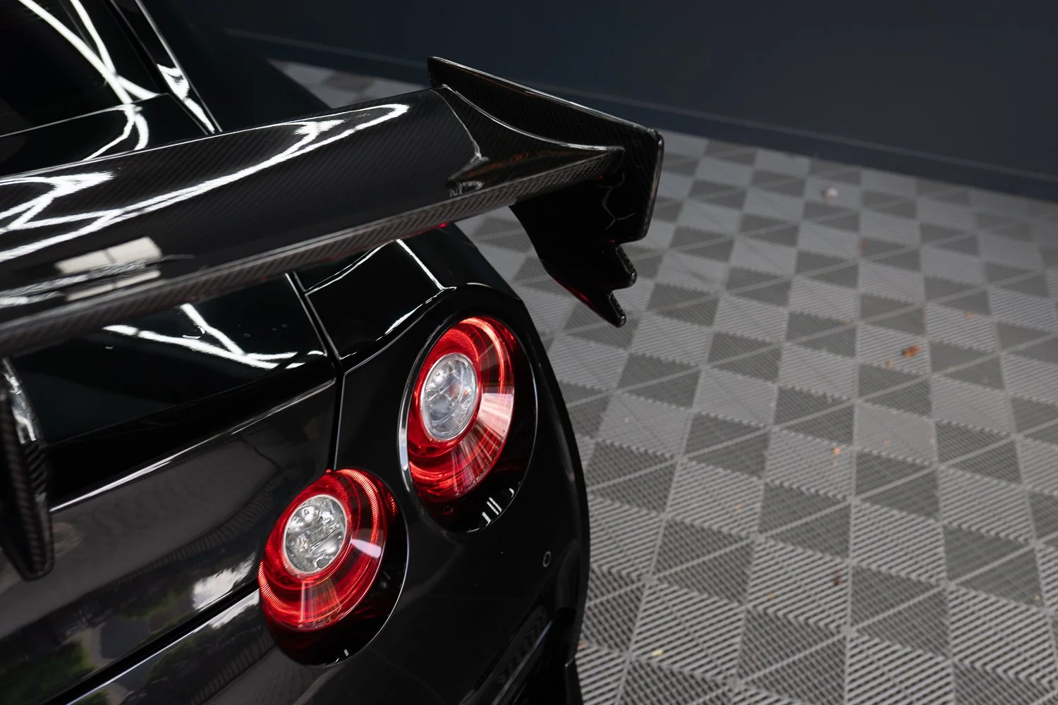 Nissan-GTR-Black-51.jpg