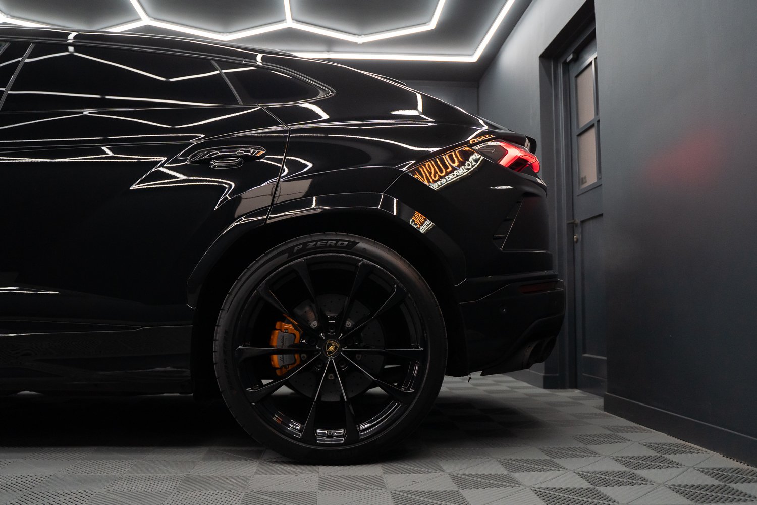 Lamborghini-Urus-Zwart-24.jpg