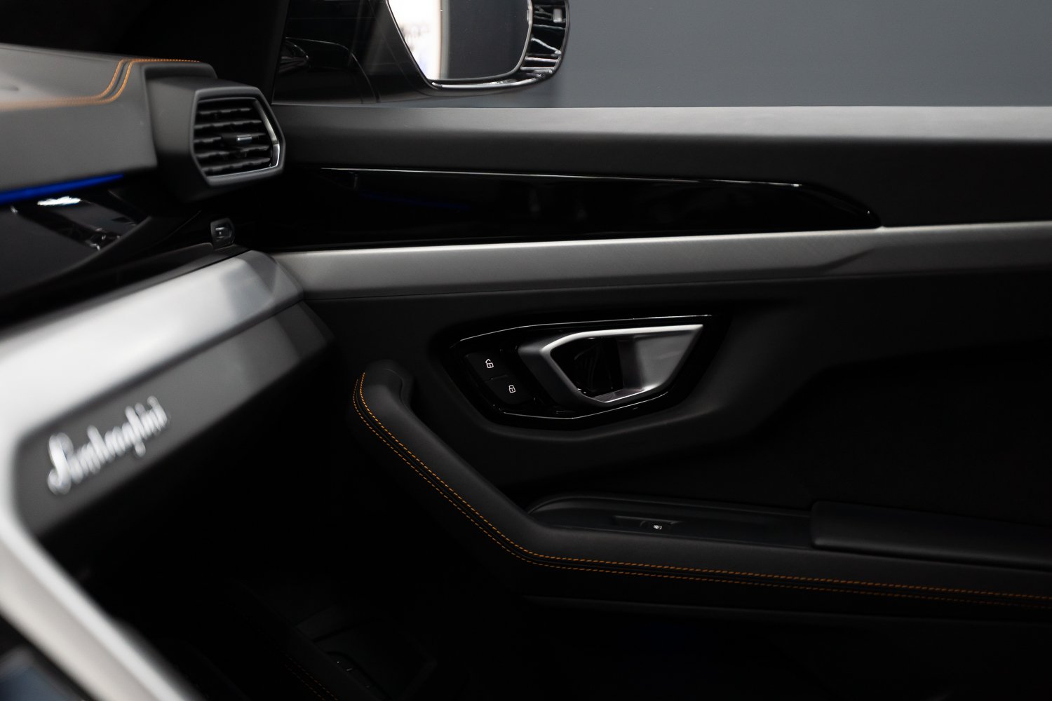 Lamborghini-Urus-Zwart-87.jpg