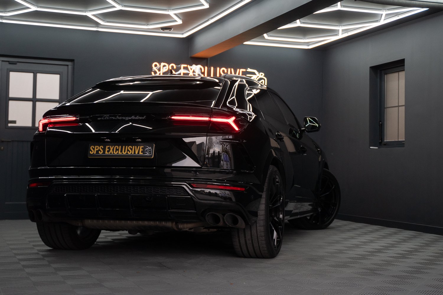 Lamborghini-Urus-Zwart-44.jpg