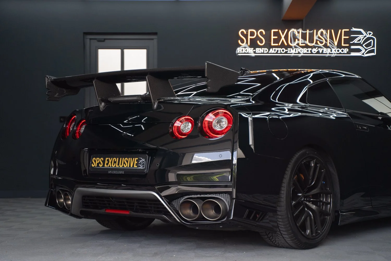 Nissan-GTR-Black-62.jpg
