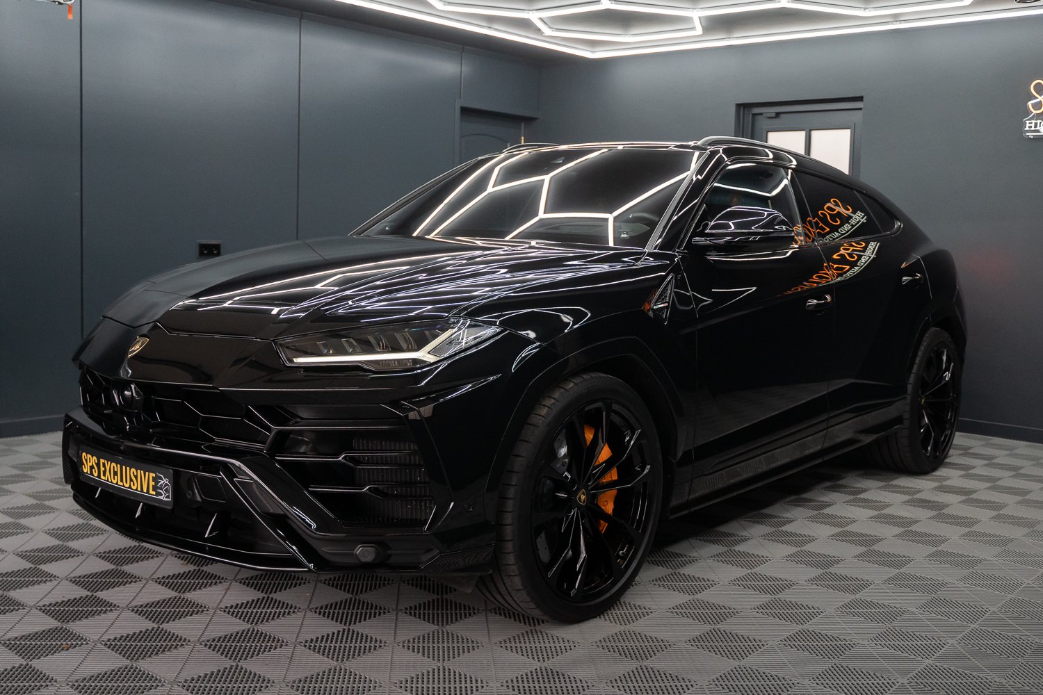 Lamborghini-Urus-Zwart-27.jpg