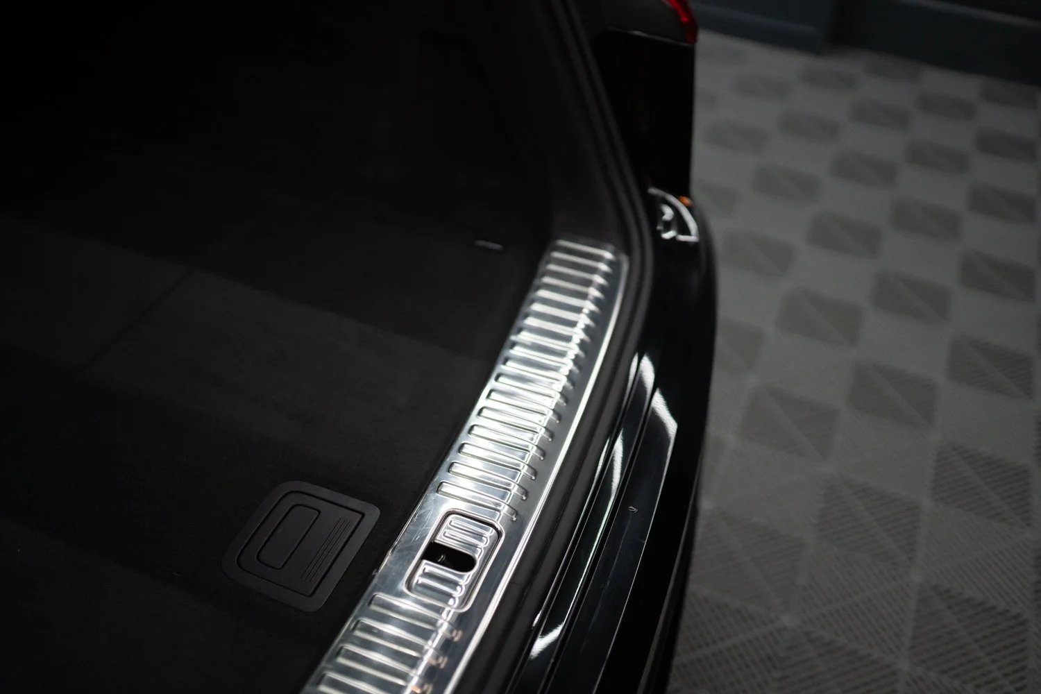 Audi-RSQ8-Zwart-144.jpg
