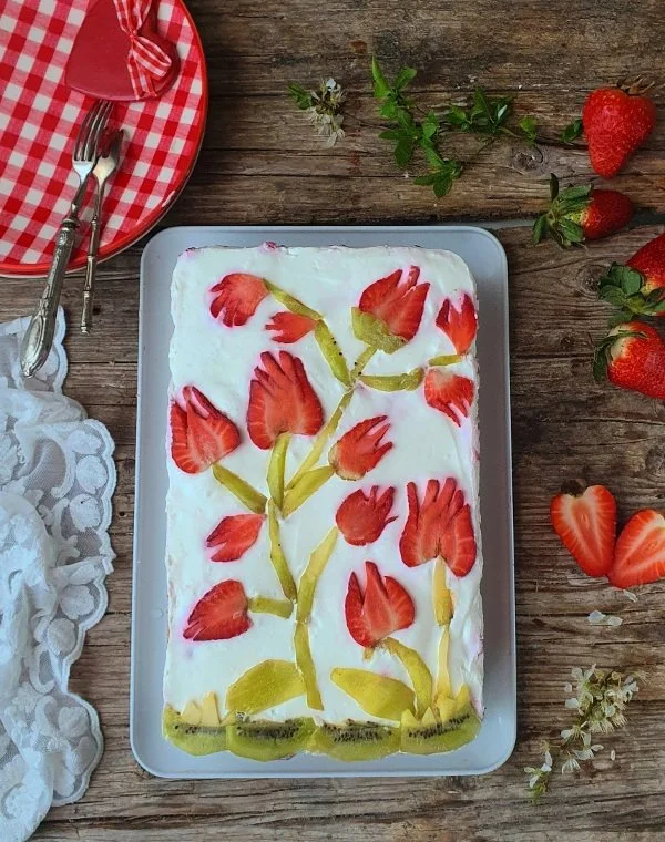 Torta fredda yogurt e fragole.jpg