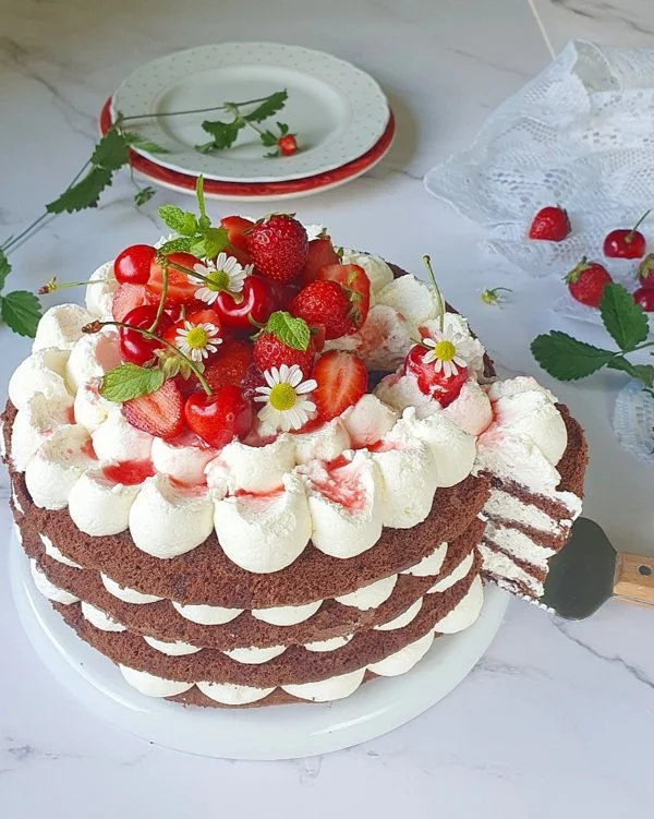 Torta golosa fragole e ciliegie 1.jpg