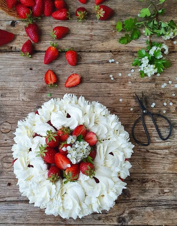 TORTA CHANTILLY E FRAGOLE.jpg