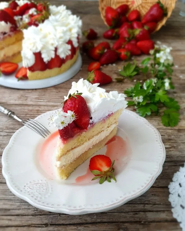 TORTA CHANTILLY E FRAGOLE 1.jpg