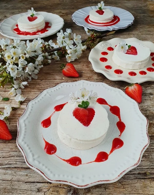 Panna cotta con dentro le fragole