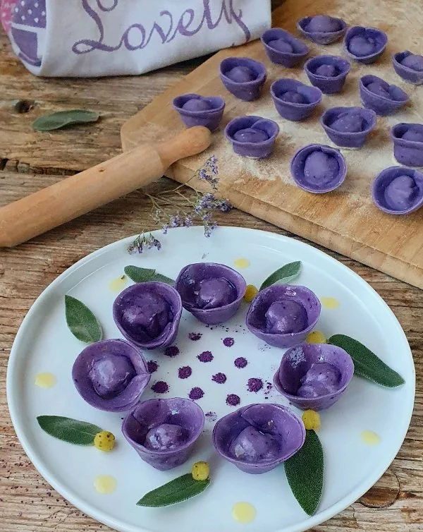 Ravioli al cavolo rosso con patate alla salvia.jpg