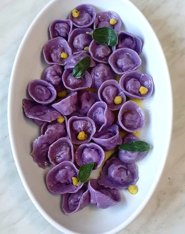 Ravioli al cavolo rosso con patate alla salvia 1.jpg