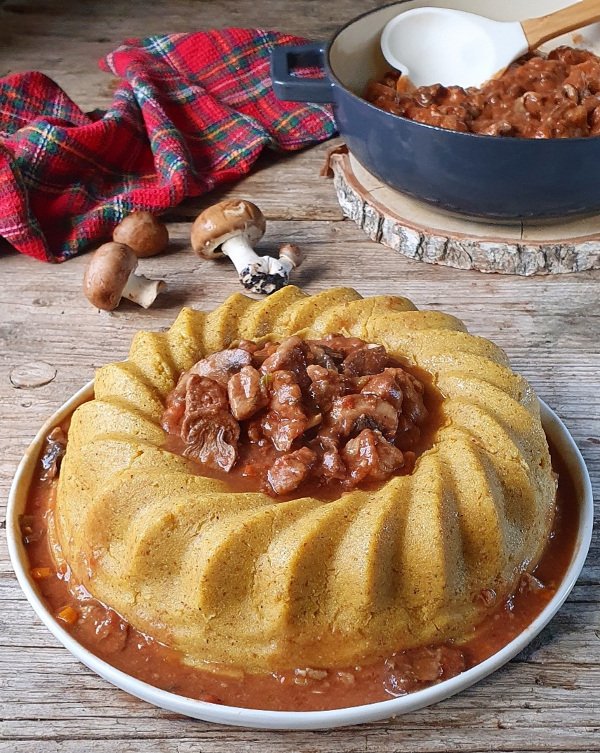 Spezzatino di vitelloe funghi con polenta.jpg