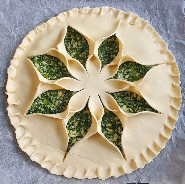 Sfoglia a fiore con scamorza ed erbette.jpg