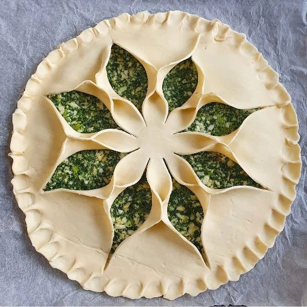Sfoglia a fiore con scamorza ed erbette