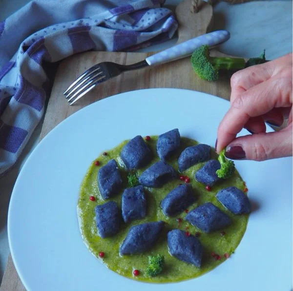 Gnocchi viola con pesto di broccoli