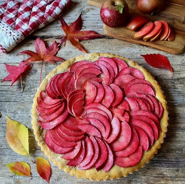 Crostata con frolla all’avocado e mele red moon
