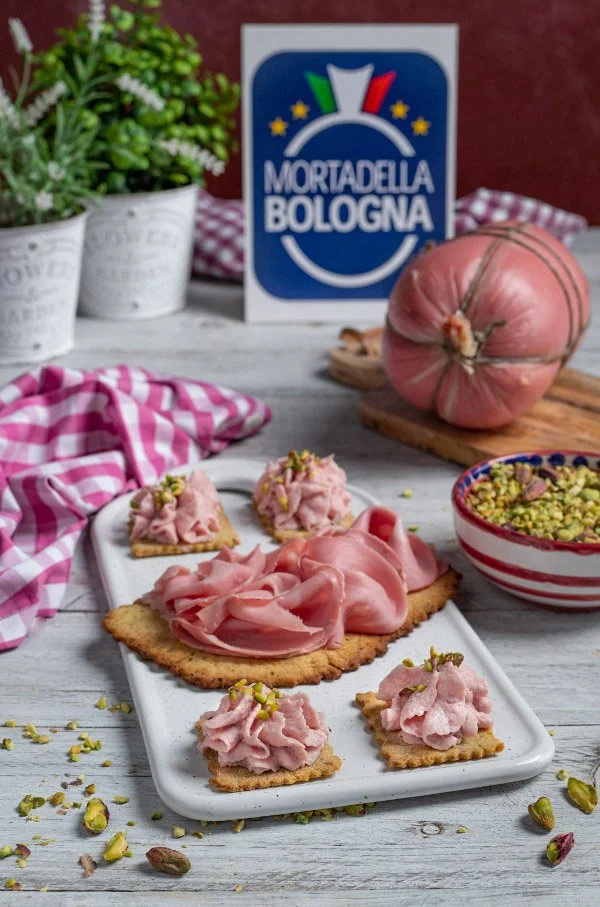 Schiacciatine al pistacchio con mortadella bologna igp.jpg
