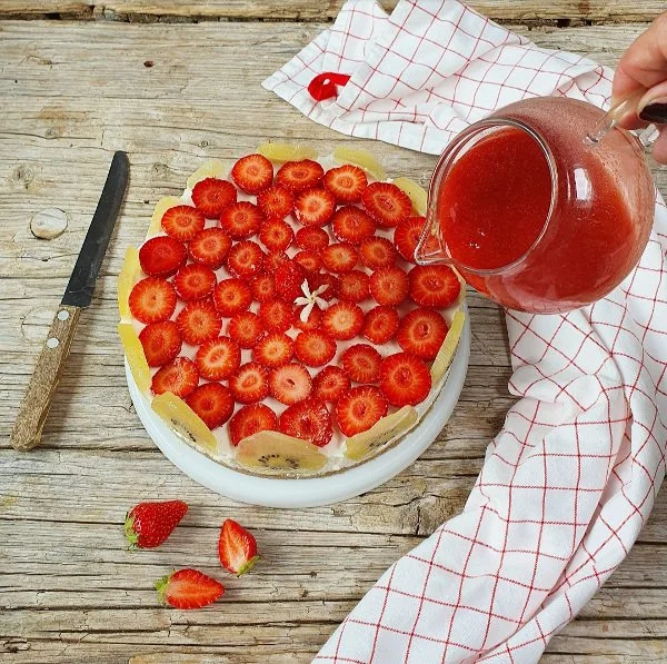 Crostata con panna cotta e fragole (senza cottura) 1.jpg