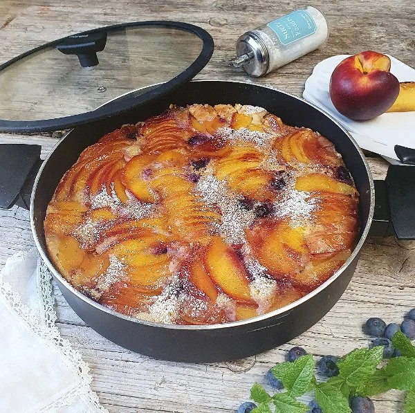 Torta pesche e mirtilli in tegame.jpg
