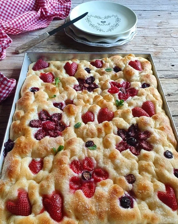 Focaccia dolce ai frutti di bosco.jpg