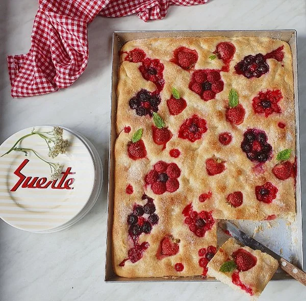 Focaccia dolce ai frutti di bosco 1.jpg